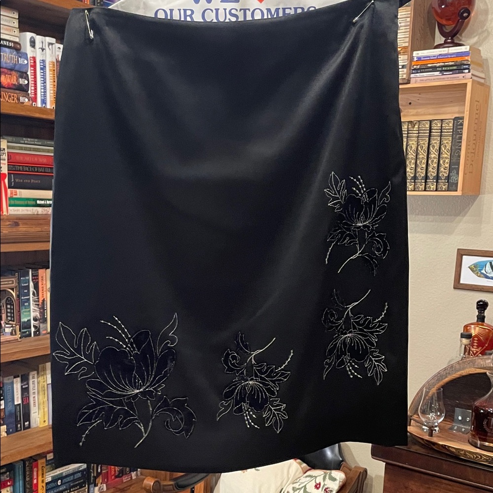 Elegant Black Floral Pencil Skirt